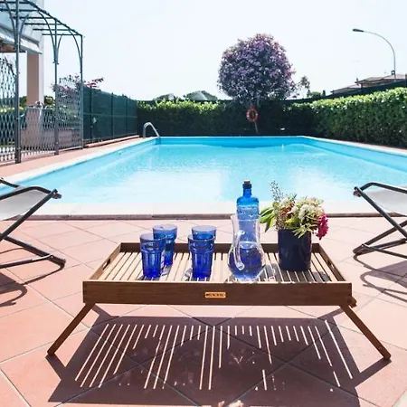 Le Vele Con Giardino E Piscina アパート