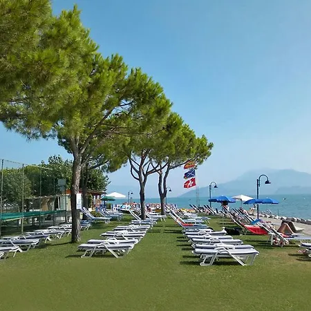 Le Vele Con Giardino E Piscina アパート シルミオーネ