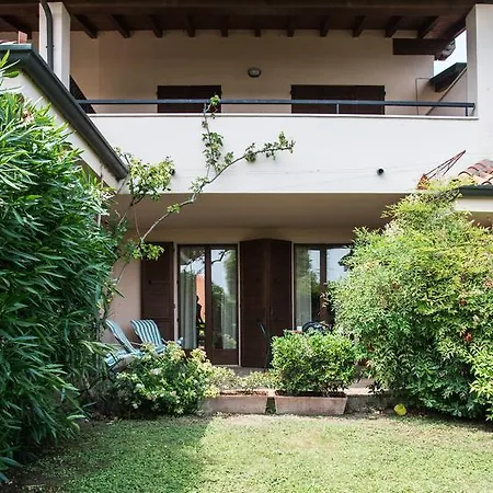 Le Vele Con Giardino E Piscina アパート *