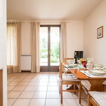 Le Vele Con Giardino E Piscina